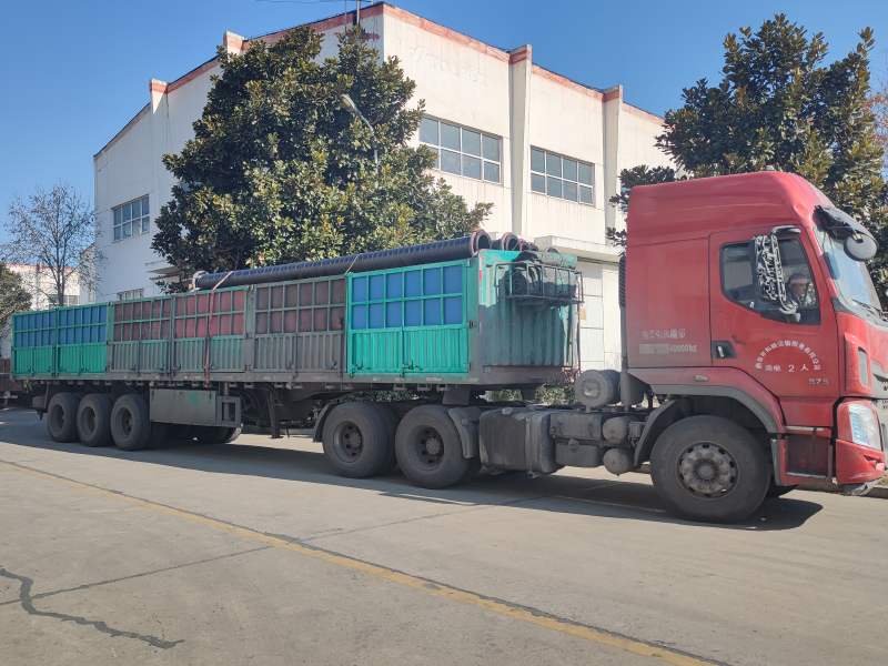 国能实业6000米煤矿用涂层复合钢管陆续装车发往宁夏